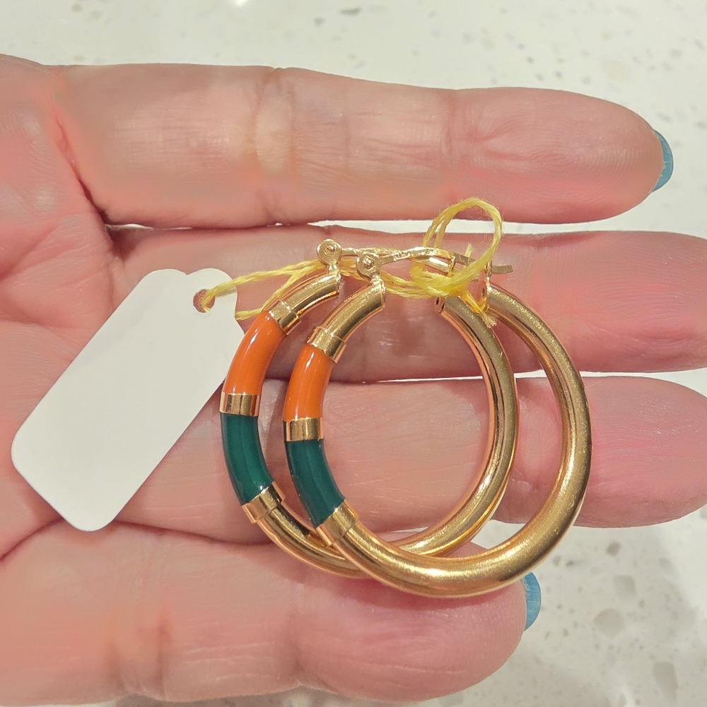 🍀✨️18K Real Gold Hoop Earrings with Green and Coral Enamel Accents ✨️🍀 - Picture 2 of 3